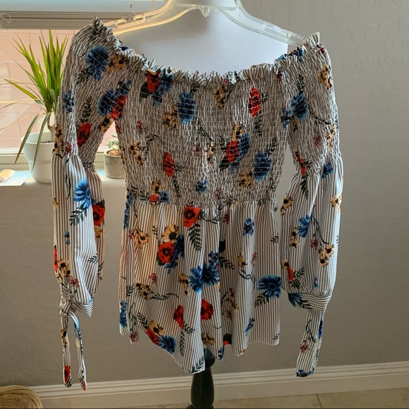 Off the shoulder floral romper ties on arms medium - Picture 5 of 6